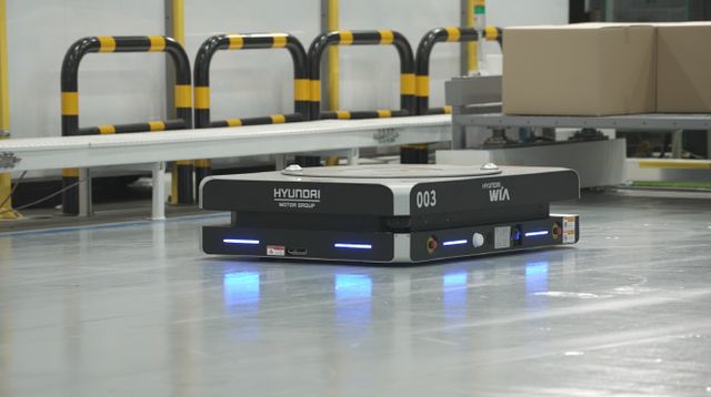 5G 특화망이 구축된 현대차 사업장에서 양산 적용 중인 자동물류로봇(AMR)이 가동 중인 모습.