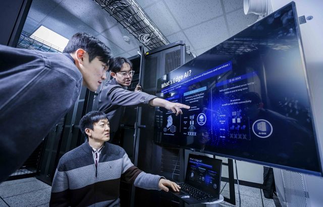 SK텔레콤 직원들이 분당사옥 테스트베드에서&nbsp;AI&nbsp;기지국(AI-RAN)&nbsp;시험 장비를 활용해 연구를 진행하는 모습