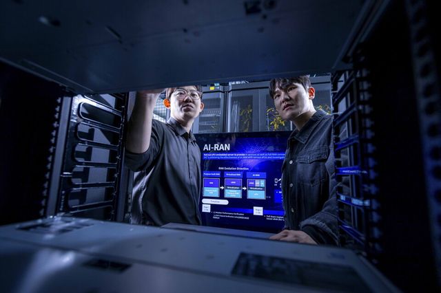 SK텔레콤 직원들이 분당사옥 테스트베드에서 AI 기지국(AI-RAN) 시험 장비를 활용해 연구를 진행하는 모습