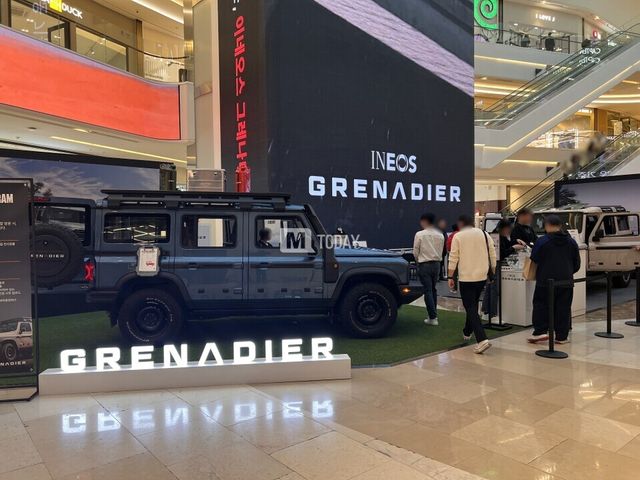 사진 : 스타필드 하남에서 진행 중인 이네오스 그레나디어 팝업 스토어 현장