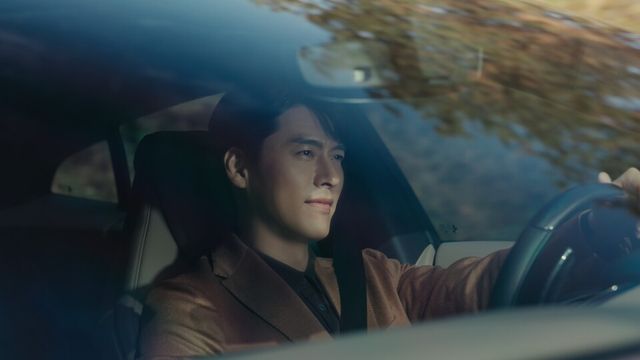 페라리 '푸로산게'를 타고 있는 배우 현빈