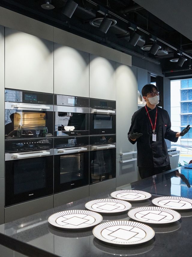 밀레코리아 양준석 셰프가 콜라보 이벤트에 참여한 고객을 대상으로 밀레 오븐에 대해 설명하고 있는 모습