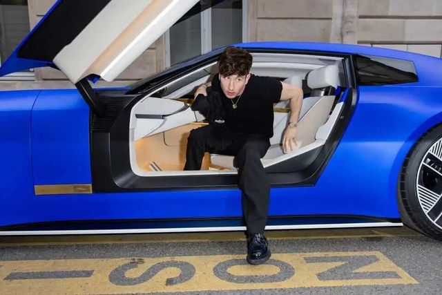 사진 : 영국 배우 배리 케오간이 재규어 타입 00 콘셉트에서 내리는 모습 (출처=jaguar)