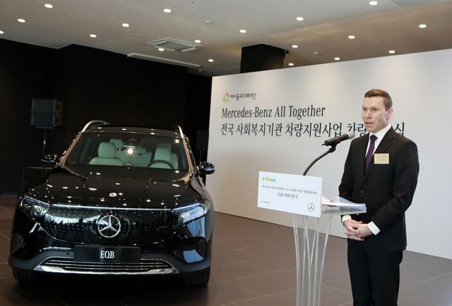메르세데스-벤츠 사화공헌위원회 마티아스 바이틀 의장이 지난 17일 ‘메르세데스-벤츠 대구 북구 서비스센터’에서 진행된 전국 사회복지기관 대상 차량 기증식에서 인사말을 전하고 있다.