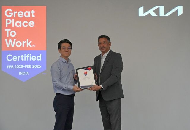 (왼쪽부터) 기아 인도권역본부장 이광구 전무가 GPTW 인도 아눕 시퀘이라 디렉터로부터 ‘일하기 좋은 기업’ 인증서를 수여받는 모습