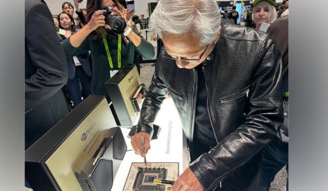 엠비디아 젠슨 황CEO가 삼성부스를 찾아&nbsp; ‘삼성’(SAMSUNG)이라는 단어와 함께 ‘GDDR7 최고!’(GDDR7 Rocks!), ‘RTX는 계속된다’(RTX ON!)라는 글을 적었다. (사진제공: 연합뉴스)