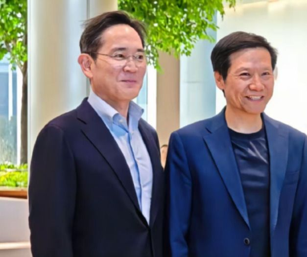 샤오미 자동차 공장을 방문한 이재용 삼성전자회장(좌)과 샤오미그룹 레이쥔회장