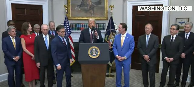 도널드 트럼프 미국 대통령이 현대차그룹의 대미 투자를 소개하고 있다.(사진출처: WBRZ2 abc