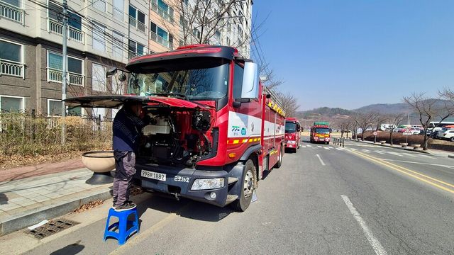 타타대우가 소방차들의 원활한 산불진압과 현장복구를 위해, 긴급 무상 수리에 나섰다.