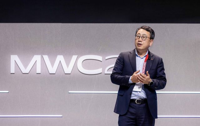 스페인 바르셀로나 현지 시간&nbsp;3일,&nbsp;유영상&nbsp;SKT CEO가&nbsp;MWC25에서 열린 ‘글로벌 텔코&nbsp;AI&nbsp;라운드테이블’에서 기조 연설을 하고 있다.