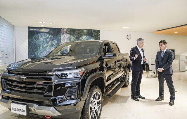 쉐보레 신촌 대리점 대표와 쉐보레 콜로라도를 둘러보며 차량에 대해 대화를 나누고 있는 헥터 비자레알(Hector Villarreal) 사장