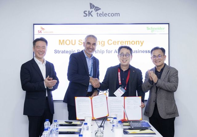 스페인 바르셀로나 현지 시간 4일, 왼쪽부터 권지웅 슈나이더 일렉트릭 한국오피스 대표, 판카즈 샤르마 슈나이더 일렉트릭 시큐어파워 및 서비스총괄사장, 유영상 SKT CEO, 하민용 AI DC 사업부장이 기념사진 촬영을 하고 있다.