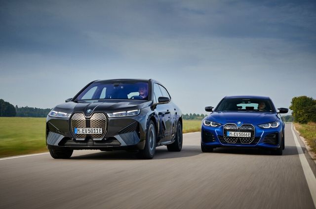 BMW의 플래그십 순수전기 SAV iX(좌)와 순수전기 4-도어 쿠페 i4(우)