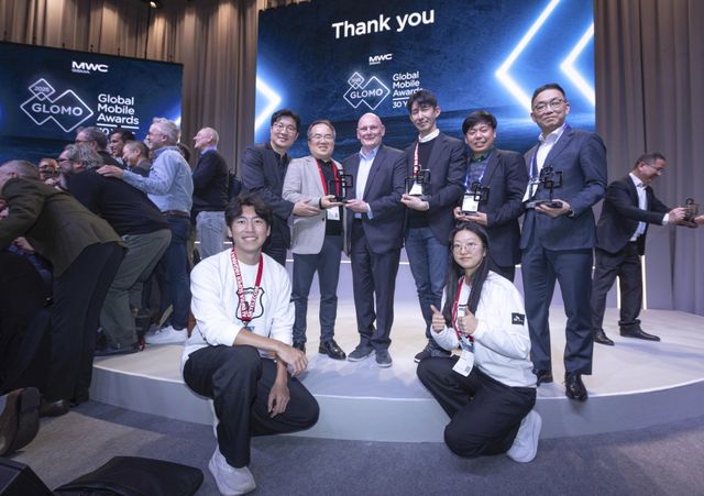 GLOMO2025에서 SKT 수상자들과 야타브엔터 수상자가 존 호프만(John Hoffman) GSMA CEO와 함께 기념 사진을 촬영하는 모습. 뒷줄 왼쪽부터 김동욱 SKT 6G개발팀 팀장, 양승현 SK AI R&D센터장, 존 호프만 GSMA CEO, 이종민 SKT 미래 R&D Lab장, 이성찬 야타브엔터 대표, 엄종환 SKT ESG추진실장.