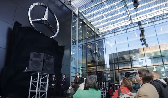 메르세데스 벤츠가 미국의 자동차 관세 부과를 앞두고 일보 모델의 판매 중단을 검토하고 있다.