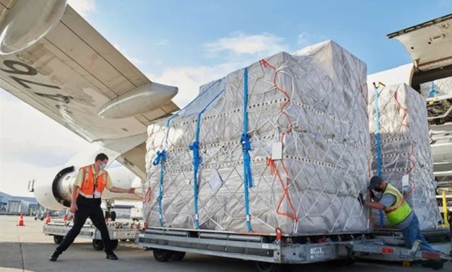 애플이 인도에서 생산된 아이폰 등을 미국&nbsp; 본토로 긴급 운송에 나서고 있다.