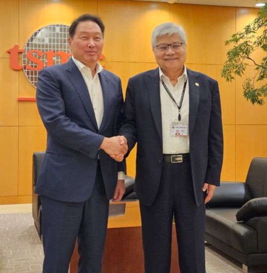 최태원 SK그룹 회장(왼쪽)과 TSMC 웨이저자 회장이 지난해 6월 대만 타이베이 TSMC 본사에서 기념촬영하는 모습 (사진 출처 SK그룹)