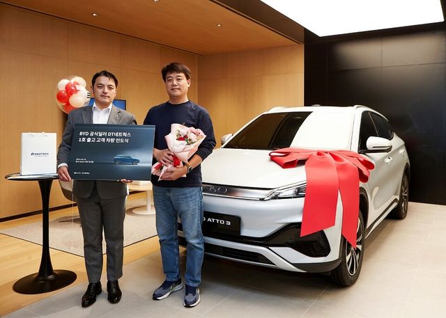 좌)DT네트웍스 권혁민 대표이사&nbsp;(우)DT네트웍스&nbsp;BYD ATTO 3 1호 출고 고객 이상훈님