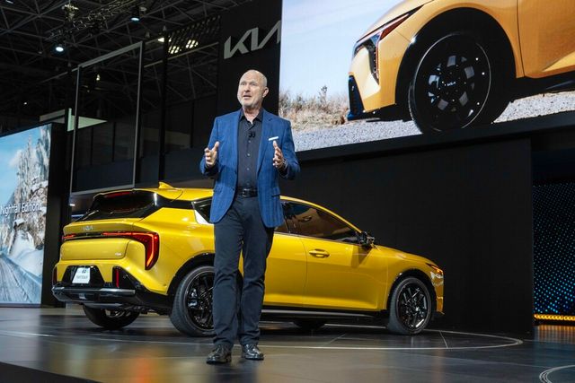 사진 :&nbsp;2025 뉴욕 오토쇼에서 올스 헤드릭 기아 미국법인 상품기획 디렉터가 발표하는 모습