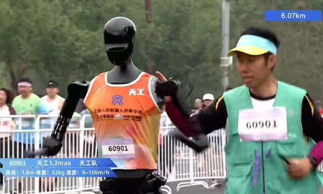 세계 최초의 휴머노이드로봇 하프마라톤대회에서 우승을 차지한 천공울트라 로봇