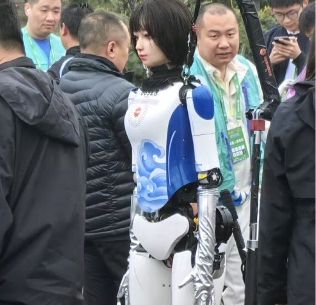 여성 휴머노이드&nbsp; 로봇 '환환'