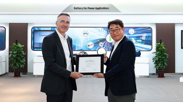 23일 삼성SDI가 JLR의 '우수 파트너사'로 선정돼 박정호 삼성SDI 중국 톈진법인장(오른쪽)이 닉 웰스 JLR 중국·아시아태평양 지역 구매 총괄책임자(왼쪽)로부터 JLRQ 인증서를 수여받고 있다.