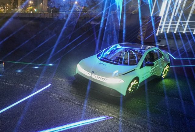 사진 : 스포트라이트를 받은 BMW 비전 드라이빙 익스피리언스 (출처=KAJA)