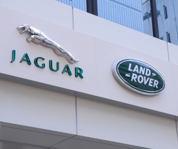 재규어 랜드로버(Jaguar Land Rover)가 트럼프 행정부의 관세부과에 반발, 영국에서 생산된 차량의 미국 수출을 중단할 것이라고 발표했다.