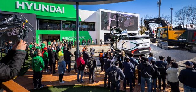 사진 :&nbsp;바우마2025 HD현대건설기계 부스 전경