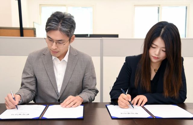 사진: 지난해 9월 신아주그룹 문경회 부회장(왼쪽)과 대동여주도 이지민 공동대표가&nbsp; 100억 원 규모의 투자 유치 계약을 위한 서명을 하고 있는 모습