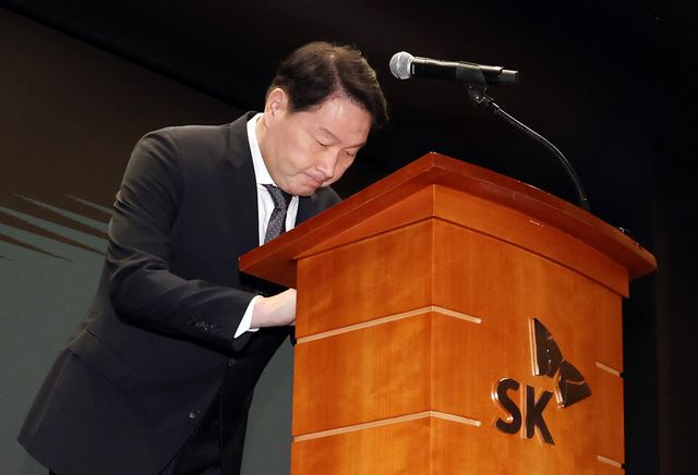 최태원 SK그룹 회장이 서울 중구 SK텔레콤 T타워 수펙스홀에서 SK텔레콤의 해킹 사고와 관련해 대국민 사과를 한 모습 (출처 : 연합뉴스)
