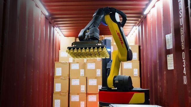 보스턴다이내믹스가 글로벌 물류 기업 DHL과 물류 자동화 로봇 ‘스트레치(Stretch)’를 1000대 이상 도입하는 MOU를 체결했다. (출처 : DHL)