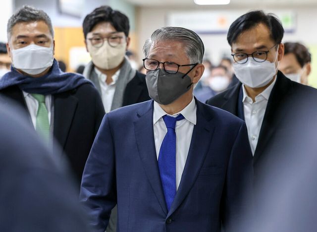 &nbsp;2천억대 횡령·배임 혐의로 기소된&nbsp;최신원&nbsp;전 SK네트웍스 회장이 27일 오후 서초구 서울중앙지법에서 열리는 1심 선고공판에 출석하고 있다. (출처:연합뉴스)