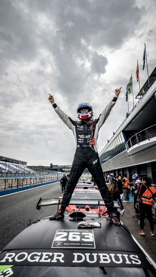 이창우 선수가 2024 람보르기니 슈퍼 트로페오 아시아 AM클래스에서 우승을 차지해 세레머니를 펼치고 있다.