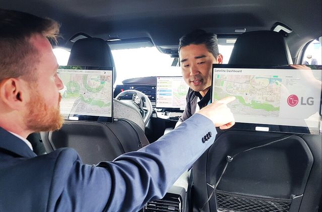 사진 : 프랑스 파리 5GAA 총회에서 LG전자 관계자가 5GAA 총회 참석자에게 인공위성 기반의 차랑 내 차세대 음성통신 솔루션을 설명하고 있다.