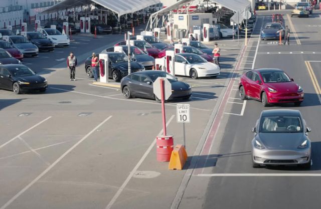 &nbsp;테슬라가 자율주행 차량 호출 서비스를 내달 12일 시작한다.