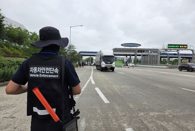 2025년 6월 25일 북천안TG에서 자동차제작자, 국토부, 환경부, 고속도로순찰대, 한국교통안전공단 등이 단속하고 있다. / 사진:한국교통안전공단