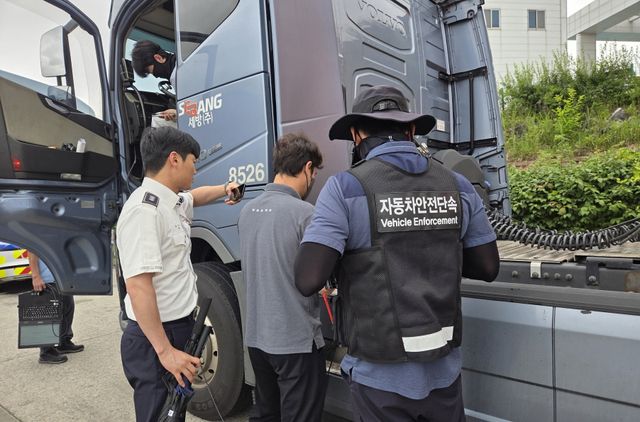 2025년 6월 25일 북천안TG에서 자동차제작자, 국토부, 환경부, 고속도로순찰대, 한국교통안전공단 등이 단속하고 있다. / 사진:한국교통안전공단