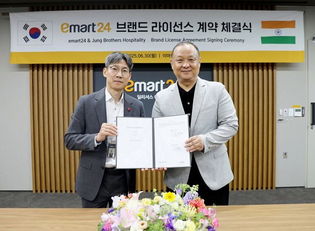이마트24가 30일 서울 성동구 이마트24 본사에서 이마트24 최진일 대표(사진 왼쪽), 인도 시장 1세대 한인 사업가 피터 정(Jung Brothers Hospitality CEO)대표가 인도 진출을 위한 브랜드 라이선스 계약을 체결 후 기념 촬영을 하고 있다.