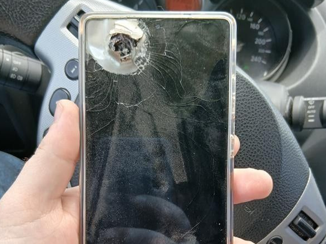 우크라이나군 병사가 우크라이나 삼성전자 홈페이지 리뷰 게시판에 갤럭시 스마트폰 덕분에 생명을 구했다며 사진을 올렸다. (출처 : 삼성전자 우크라이나 홈페이지)