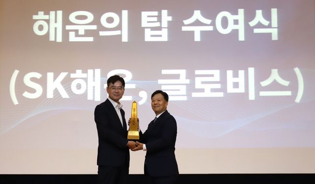 사진: 김정석 현대글로비스 해운사업부장(오른쪽).&nbsp;허만욱 해양수산부 해운물류국장