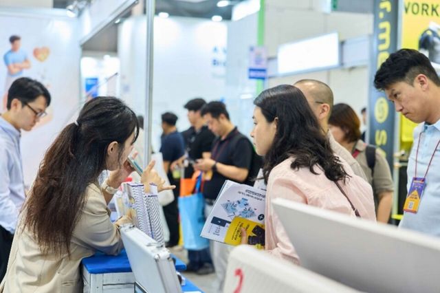 부스에 방문한 관람객이 대웅 헬스케어에 대한 설명을 듣고 있다.