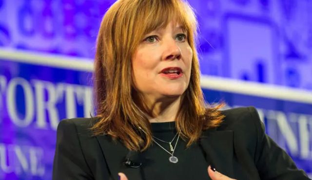 제너럴 모터스(GM)의 메리 바라회장이 트럼프 행정부가 높은 관세를 부과하더라도 당분간은 한국에서 자동차를 계속 수입할 것이라고 밝혔다.