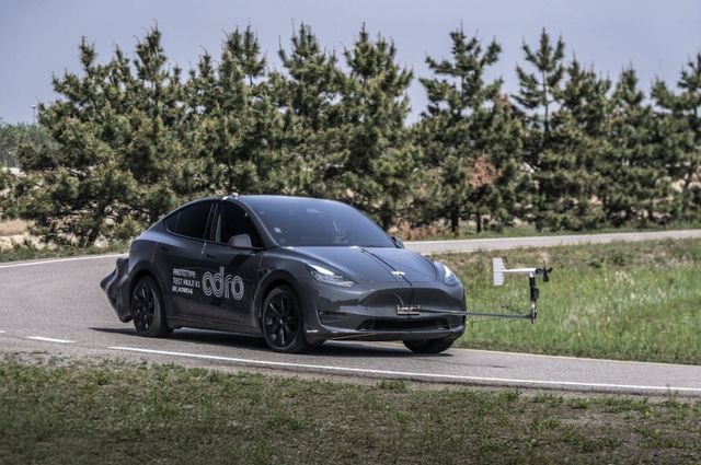 에이드로 AOX 플랫폼을 장착한 테슬라 모델 Y