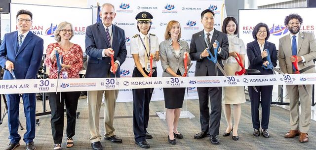 석인학 워싱턴공항지점장(오른쪽에서 네번째)을 비롯한 대한항공 주요 관계자들과 워싱턴 공항당국 관계자들이 기념촬영을 하는 모습