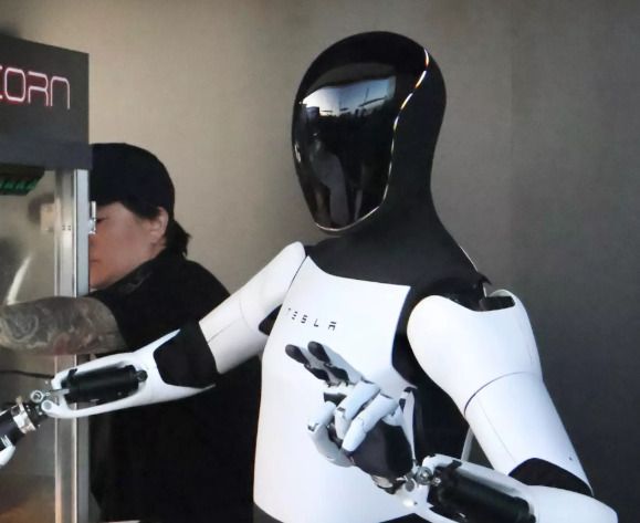 테슬라 일론 머스크CEO가 'X'에서 삼성전자의 파운드리 위탁생산 사실을 확인하면서 “이번 거래의 가치가 165억 달러(22조7천억 원) 이상일 가능성이 높다”고 말했다.(사진: 테슬라 휴머노이드로봇)