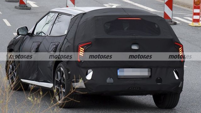 사진 : 기아 EV4 GT 테스트카 (출처=Motor.es)