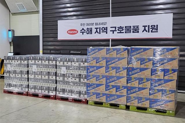 사진 : 한미그룹이 경기·경남·광주·충남 등 수해 지역에 전달한 두유와 에너지드링크 등 구호물품 (출처=한미약품)