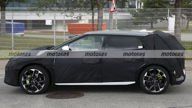 사진 : 기아 EV4 GT 테스트카 (출처=Motor.es)