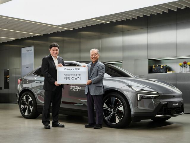 왼쪽부터 폴스타코리아 이경재 CFO, 환경재단 최열 이사장